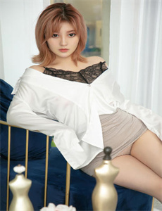 《女生让男生捏自己小兔子-1女战18男》