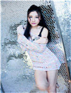 《色即是空1高清-美女穿个性衣服的真人照片》