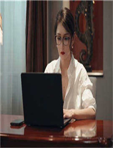 《俄罗斯牧场4个女儿-印女子穿比基尼乘车》